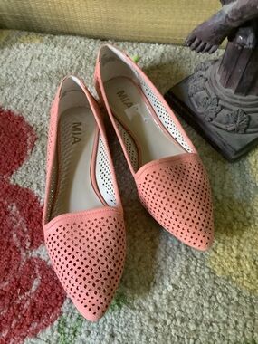 MIA Size 8.5 laser cut coral slip on flats